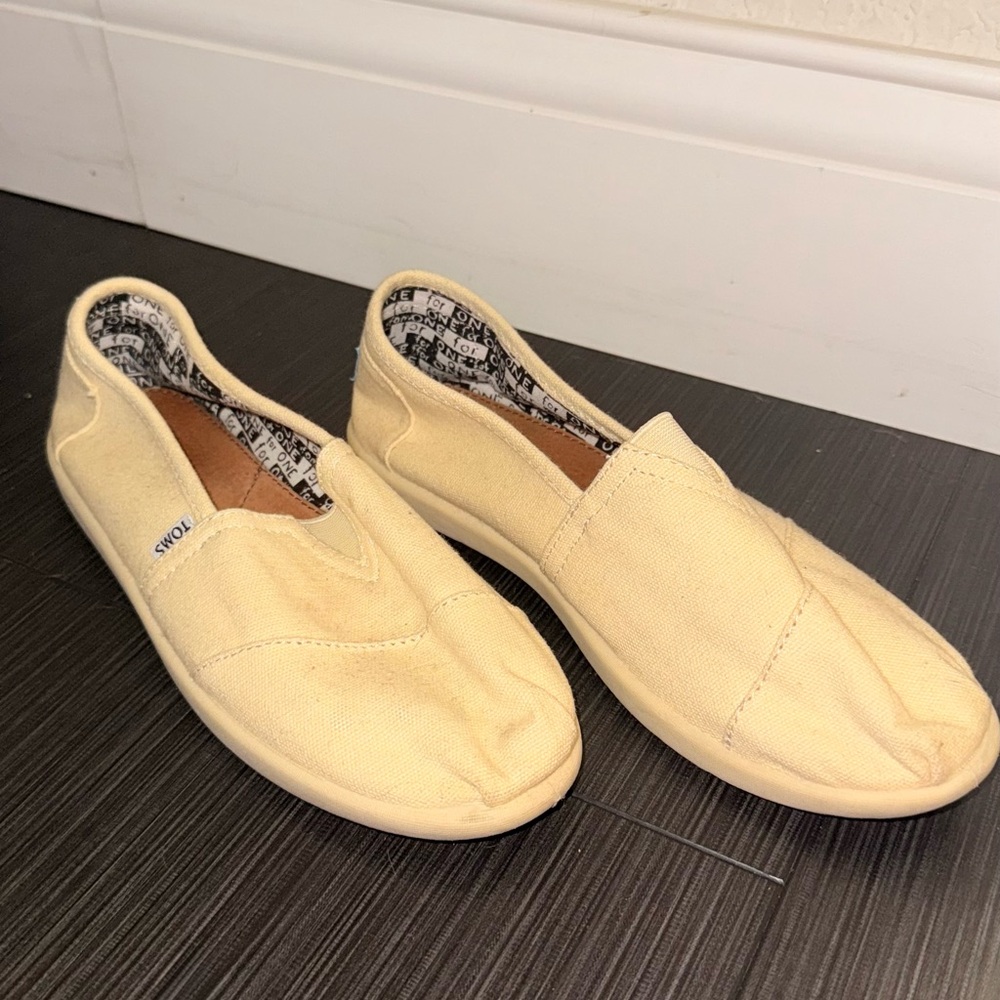 TOMS Cream Slip-On Shoes size 5Y